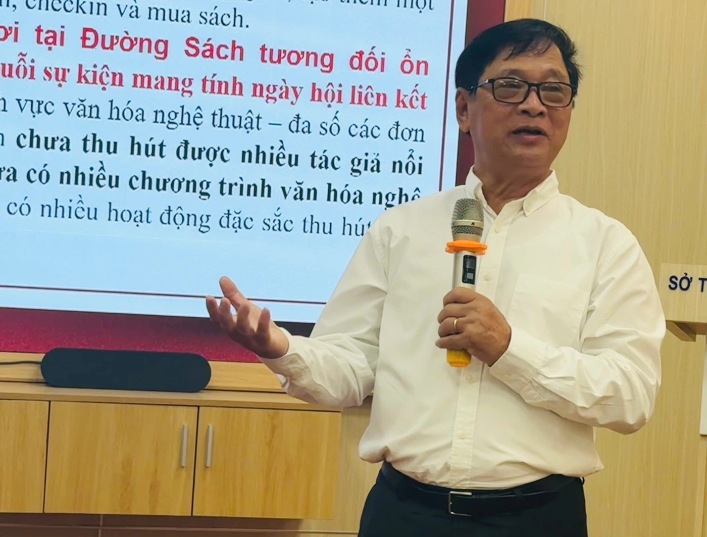 Ông Lê Hoàng báo cáo tổng kết về hoạt động của đường sách